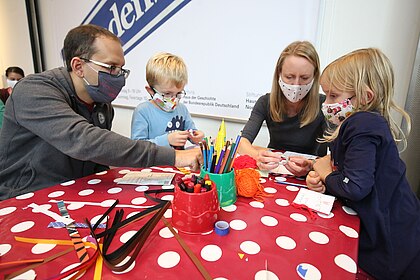 Foto bastelnde Familie, Offenes Atelier Käptn Book Lesefest 2020, (c) Ralf Klodt