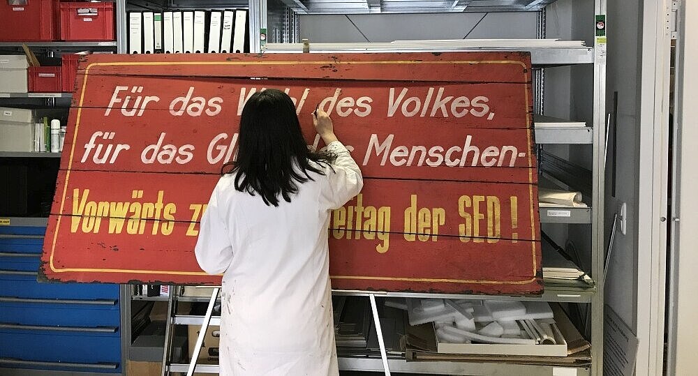 Das Propagandaschild wird für die Ausstellung vorbereitet