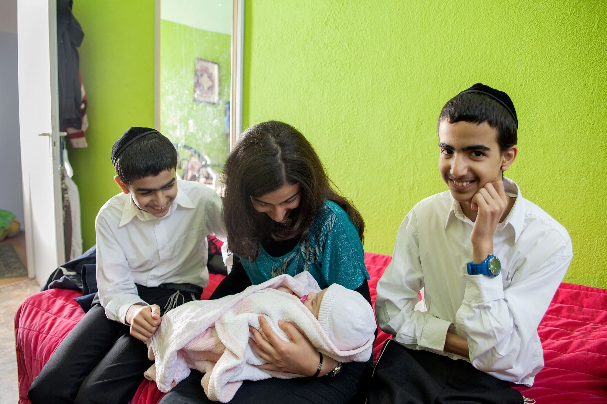 Rabbi family Daus with their newborn child,  photo by Benyamin Reich