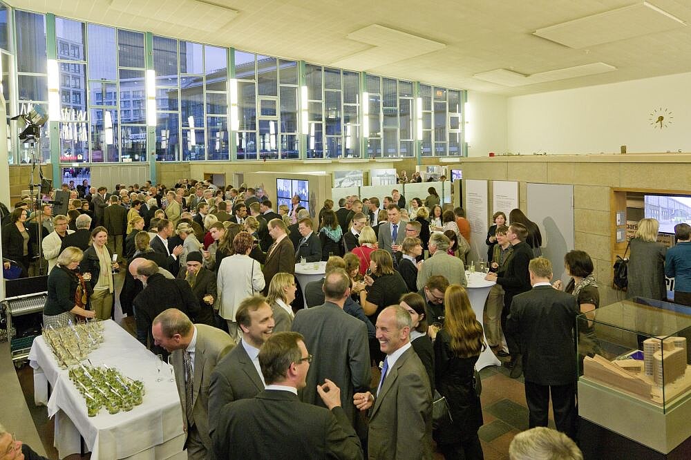 Many visitors take a look at the new permanent exhibition in Tränenpalast 2011.