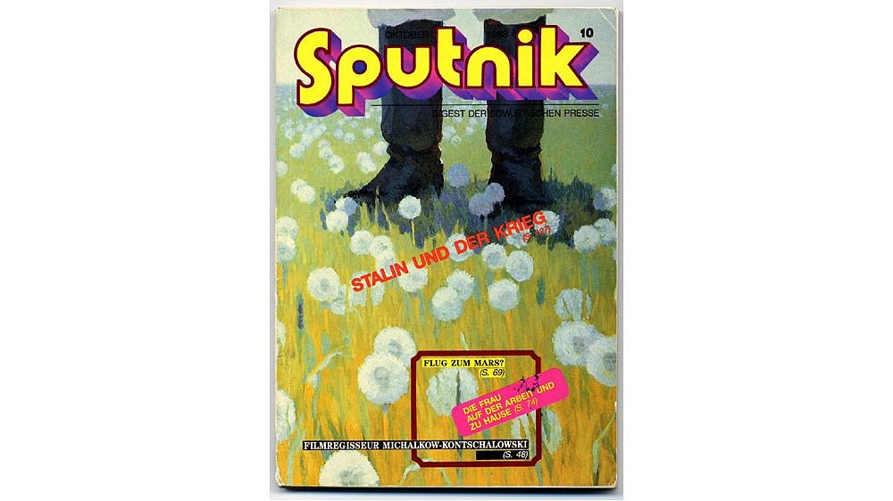 Auf der Titelseite der Zeitschrift 'Sputnik' aus dem Jahr 1988 ist eine gemalte Wiese mit Pusteblumen zu sehen und die Schlagzeile: 'Stalin und der Krieg'.