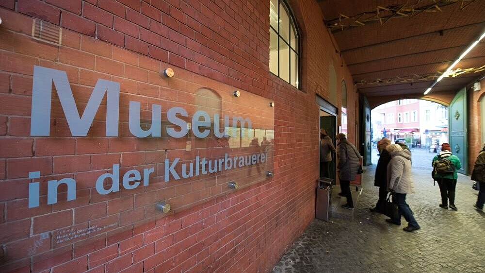 Schild 'Museum in der Kulturbrauerei' neben dem Haupteingang