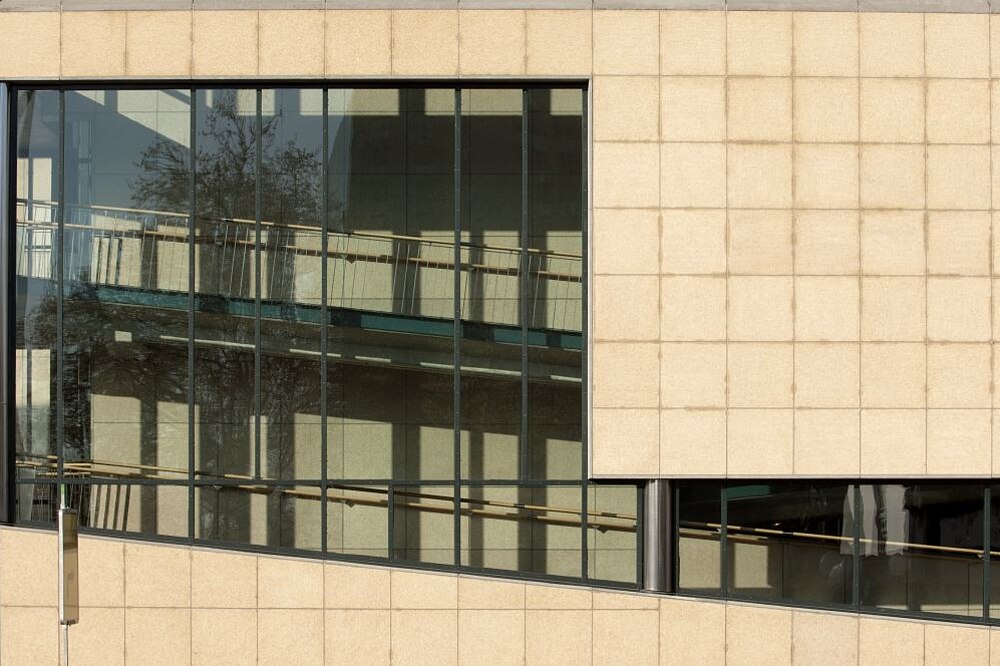 Das Museumsgebäude des Hauses der Geschichte hat eine Fassade mit großen Glaseinheiten Das Museumsgebäude des Hauses der Geschichte hat eine Steinfassade mit großen Glaseinheiten.