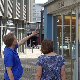 Tränenpalast und Bahnhof Friedrichstraße im Hintergrund Zwei Frauen stehen vor dem Tränenpalast, im Hintergrund ist der Bahnhof Friedrichstraße zu sehen.