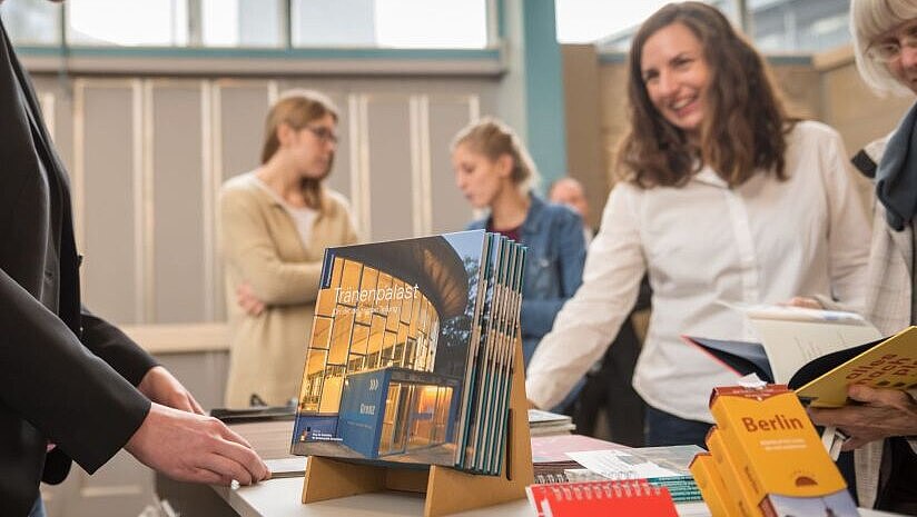 Frauen am Bücherstand