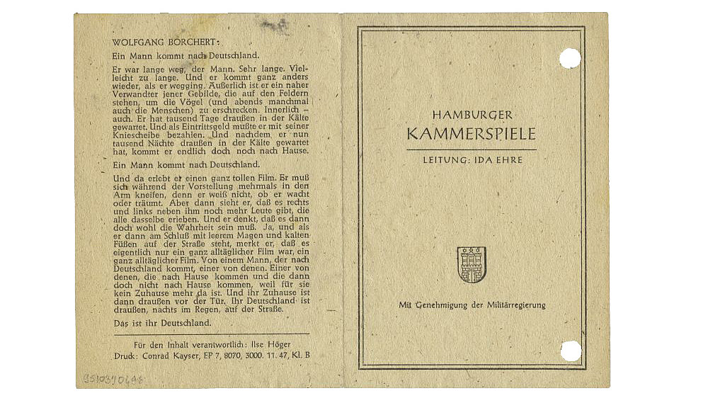 Braunes Theaterprogramm aus dem Jahr 1947 der Hamburger Kammerspiele für das Stück 'Draußen vor der Tür' von Wolfgang Borchert.