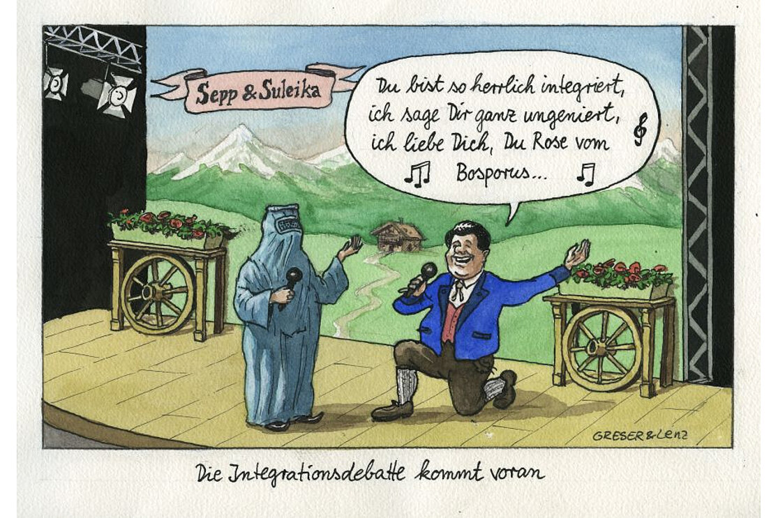 Karikatur, Holzbühne mit Leinwand im Hintergrund auf der Berge und eine Almhütte sowie die Namen 'Sepp und Suleika' zu sehen sind. Eine mit hellblauer Burka bekleidete Frau und ein Mann in Lederhosen halten Mikrofone, er singt ihr zu 'Du bist so herrlich integriert, ich sage dir ganz ungeniert, ich liebe Dich, Du Rose vom Bosporus'.