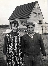 Lorenzo Annese mit seiner Frau stehen vor ihrem neugebauten Haus.