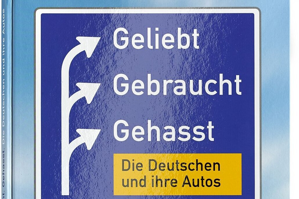 Buchcover mit einem großen Autobahnschild über einer angedeuteten Straße, auf dem neben drei Abbieger-Pfeilen die Worte Geliebt Gebraucht gehasst stehen sowie darunter der Untertitel.