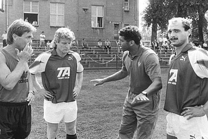 Archiv-Foto mit Spielern der BSG Chemie 1990