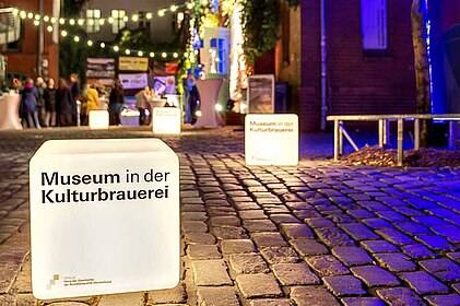 Der Eingangsbereich des Museums bei Nacht. 