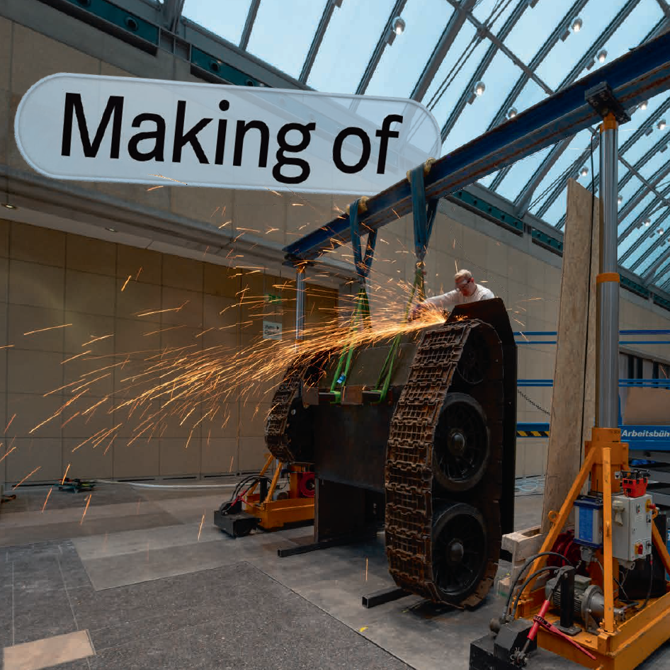 Einblick in die Arbeiten an der neuen Dauerausstellung in Bonn In der Ausstellungshalle arbeitet ein Mann an einem Ausstellungsstück mit Panzerketten, wobei Funken sprühen