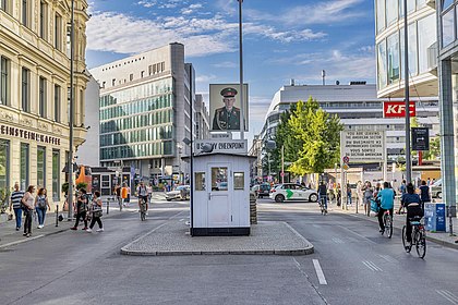 Ein Foto des ehemaligen Grenzübergangs Checkpoint Charlie in Berlin