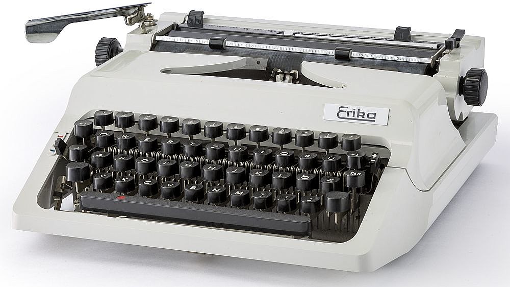 Diese in Dresden hergestellte Schreibmaschine 'Erika' gehört zu den ersten Klein-Schreibmaschinen.