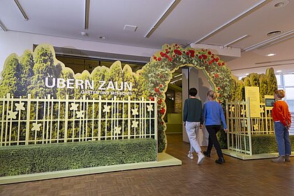 Das Bild zeigt den Eingang der Wechselausstellung Übern Zaun Gärten und Menschen