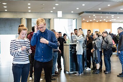 Ausgabe der Geräte und Ohrhörer für die Begleitung