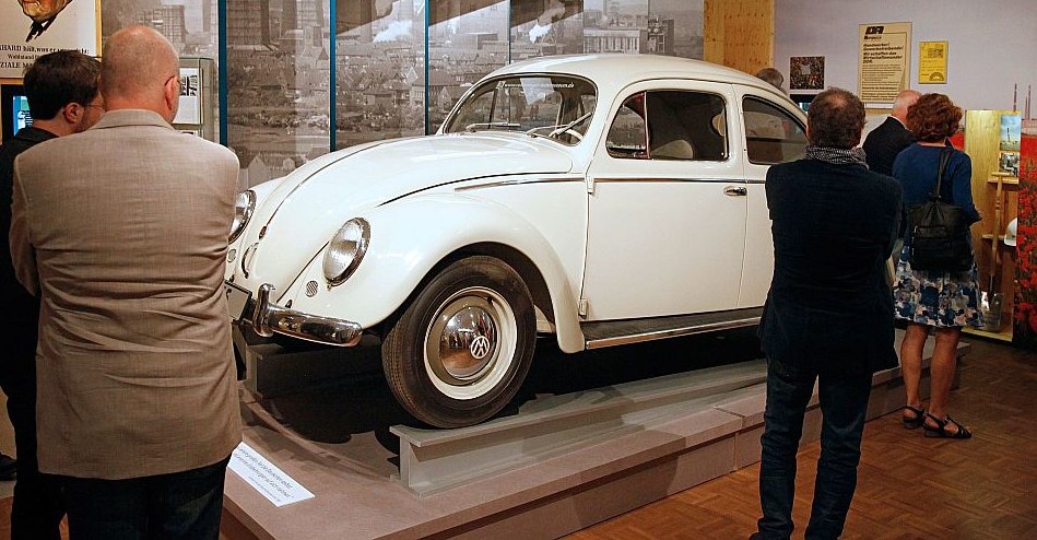 VW Käfer bei der Ausstellungseröffnung 'Deutsche Mythen seit 1945'