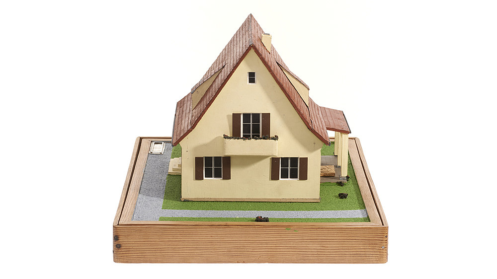 Zerlegbares Architektur-Modell eines zweigeschossigen Einfamilienhauses aus den 1950er Jahren, das Sparkassenberater zu Präsentationen im Außendienst mitnehmen.