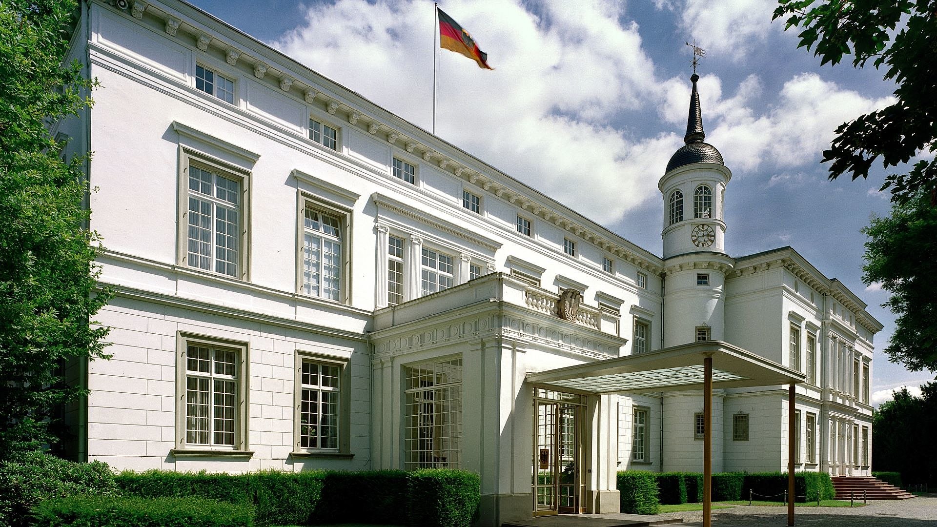 Blick auf den seitlichen Eingang des Palais Schaumburg in Bonn