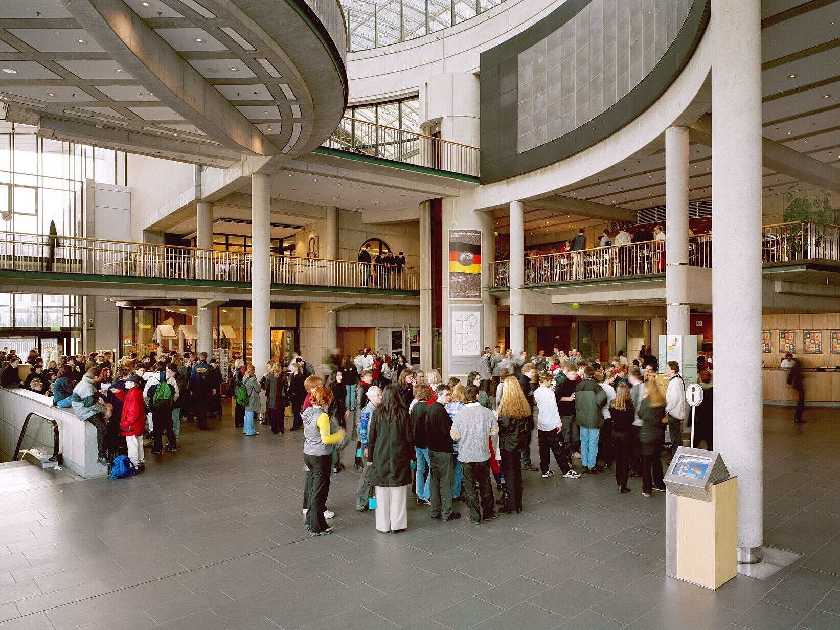 Viele Besucher im Foyer Haus der Geschichte