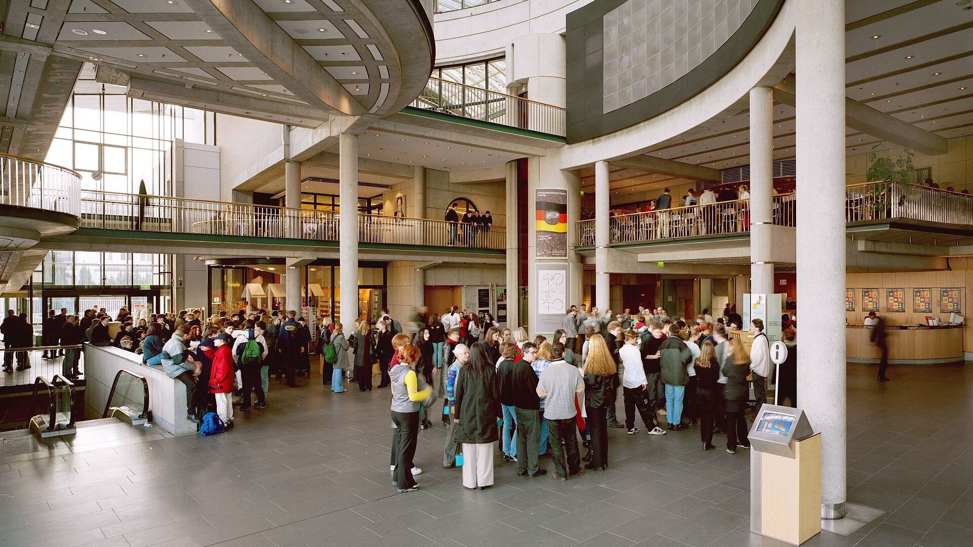 Viele Besucher im Foyer Haus der Geschichte