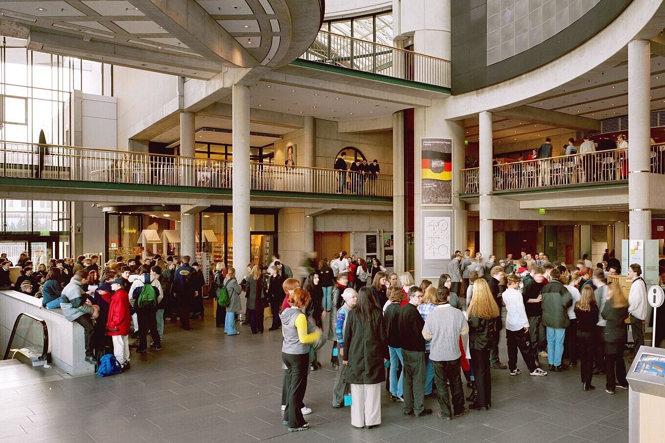 Viele Besucher im Foyer Haus der Geschichte