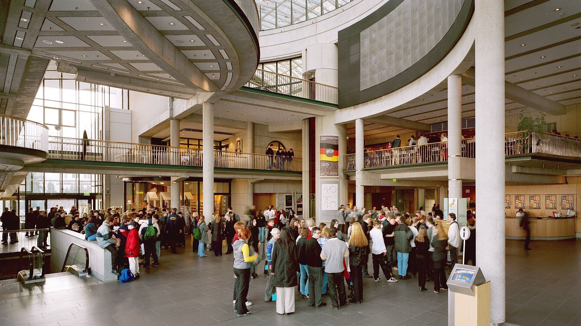 Viele Besucher im Foyer Haus der Geschichte