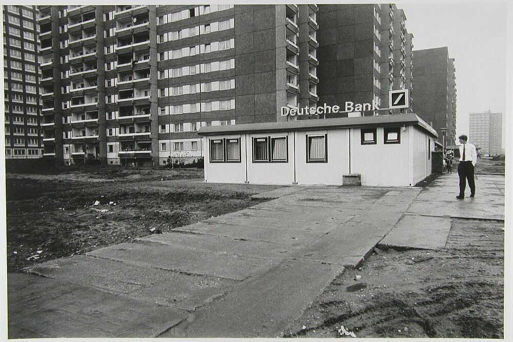 Fotografie 'Deutsche Bank-Filiale vor Plattenbau'