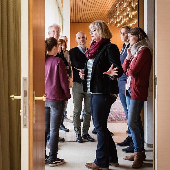 Besuchergruppe im Kanzlerbungalow