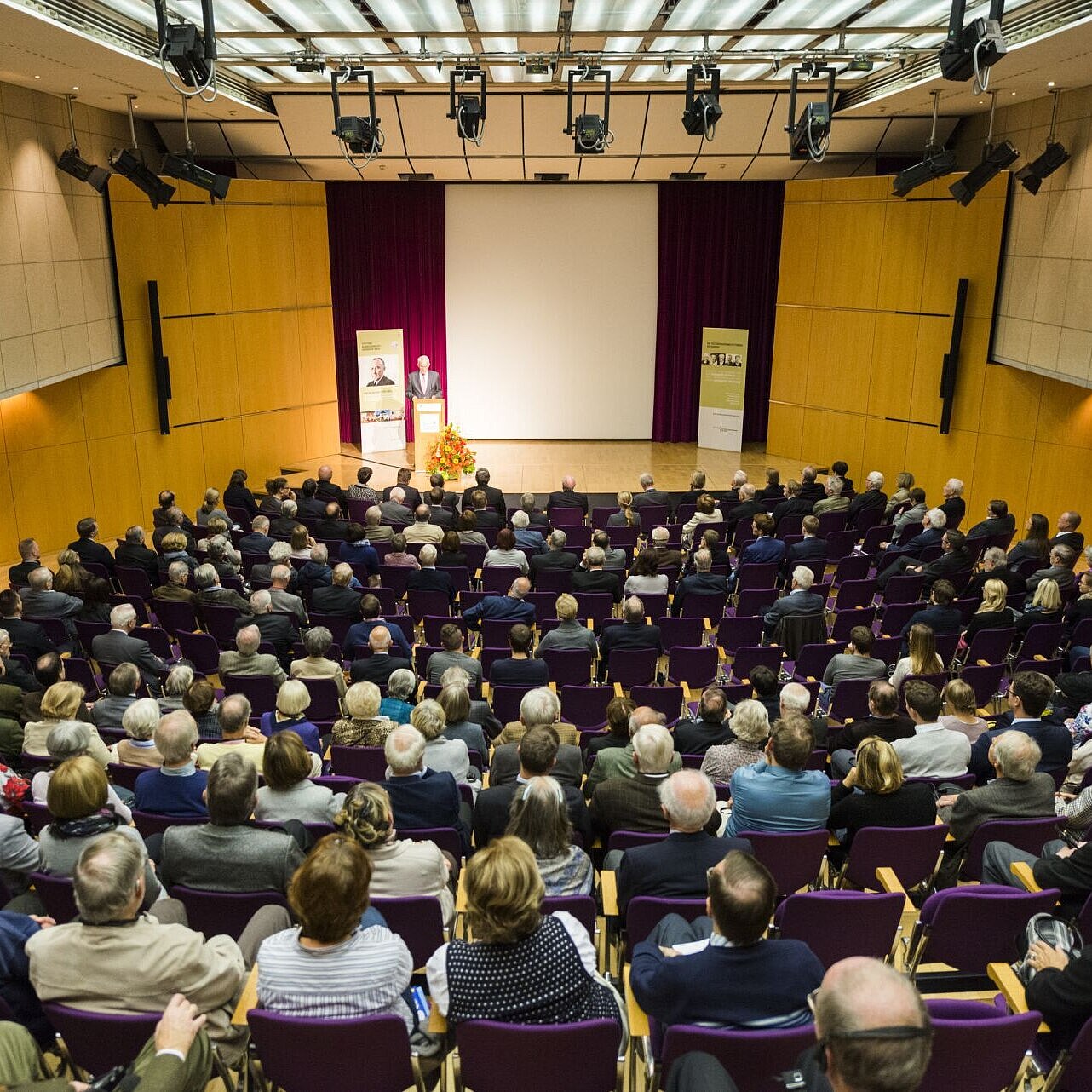 Der vollbesetzte Saal im Haus der Geschichte Bonn bei einer Veranstaltung