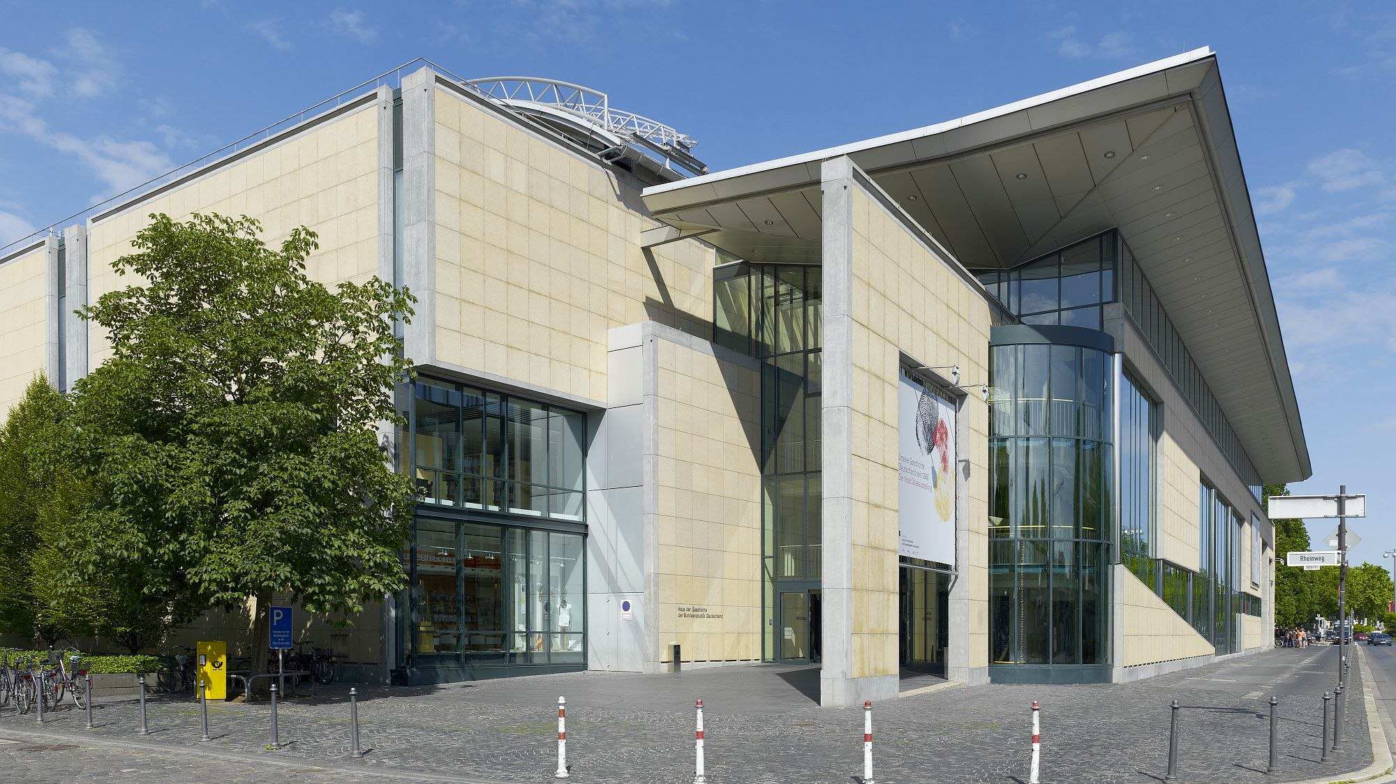 Außenansicht Haus der Geschichte Bonn bei Sonnenschein