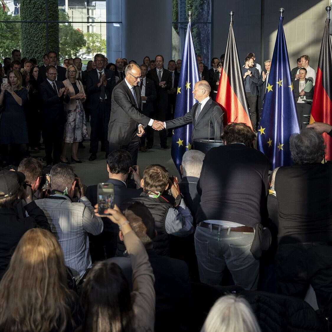 Olaf Scholz und Friedrich Merz während der Übergabe des Bundeskanzleramtes an den neuen Bundeskanzler, Mai 2025. Preisträger "Bestes Foto", Rückblende 2025