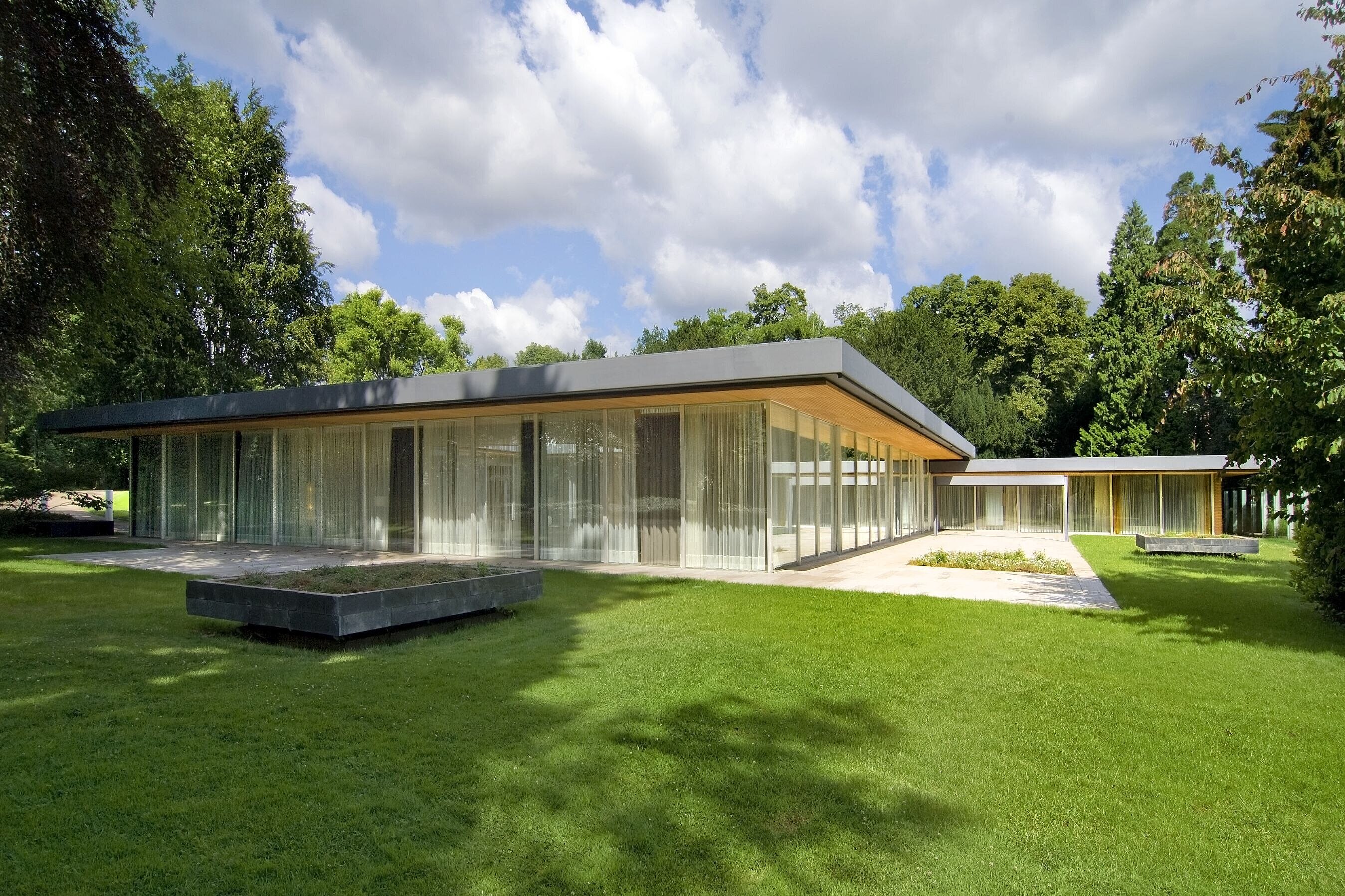 Frontale Gesamtansicht des Kanzlerbungalow in Bonn bei gutem Wetter, ohne Besucher