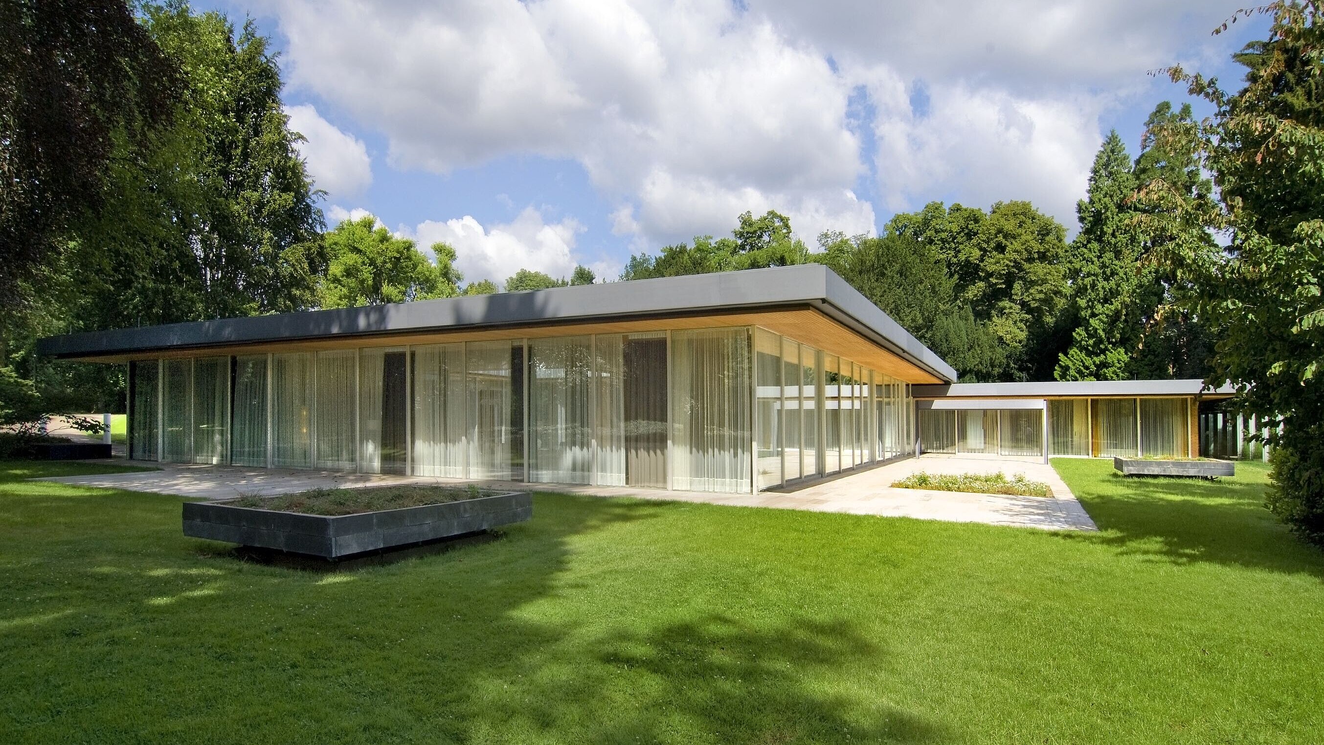 Frontale Gesamtansicht des Kanzlerbungalow in Bonn bei gutem Wetter, ohne Besucher