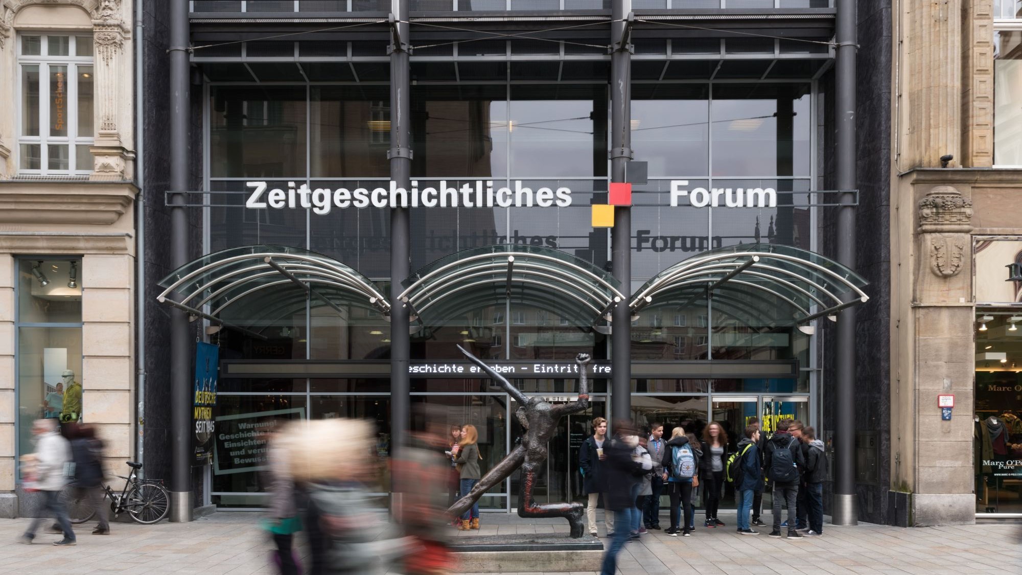 Eingang des Zeitgeschichtlichen Forums Leipzig tagsüber bei starkem Betrieb