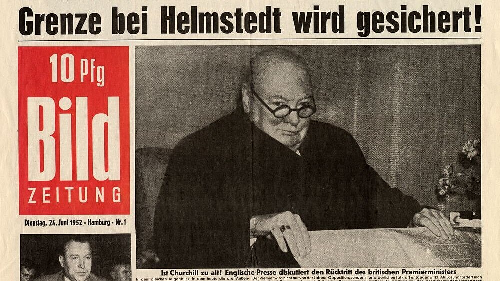 Titelseite der ersten Bild-Ausgabe von 1952 mit Schwarz-Weiß-Bildern und der Schlagzeile: 'Grenze bei Helmstedt wird gesichert.'.