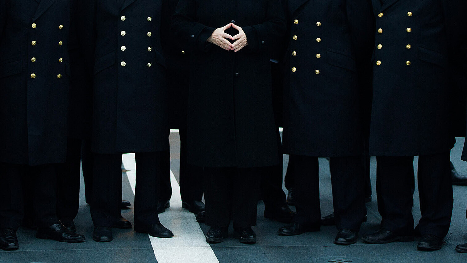 Foto der Rückblende 2016 von Lukas Schulze: Bundeskanzlerin Angela Merkel posiert während eines Besuches im Marinestützpunkt mit Soldatin-nen und Soldaten für ein Gruppenfoto