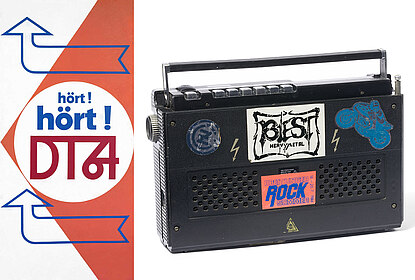 Logo DT64 und Radio. Links das Logo des DDR-Radiosenders DT64, rechts ein Radio mit unterschiedlichen Metal-Stickern.