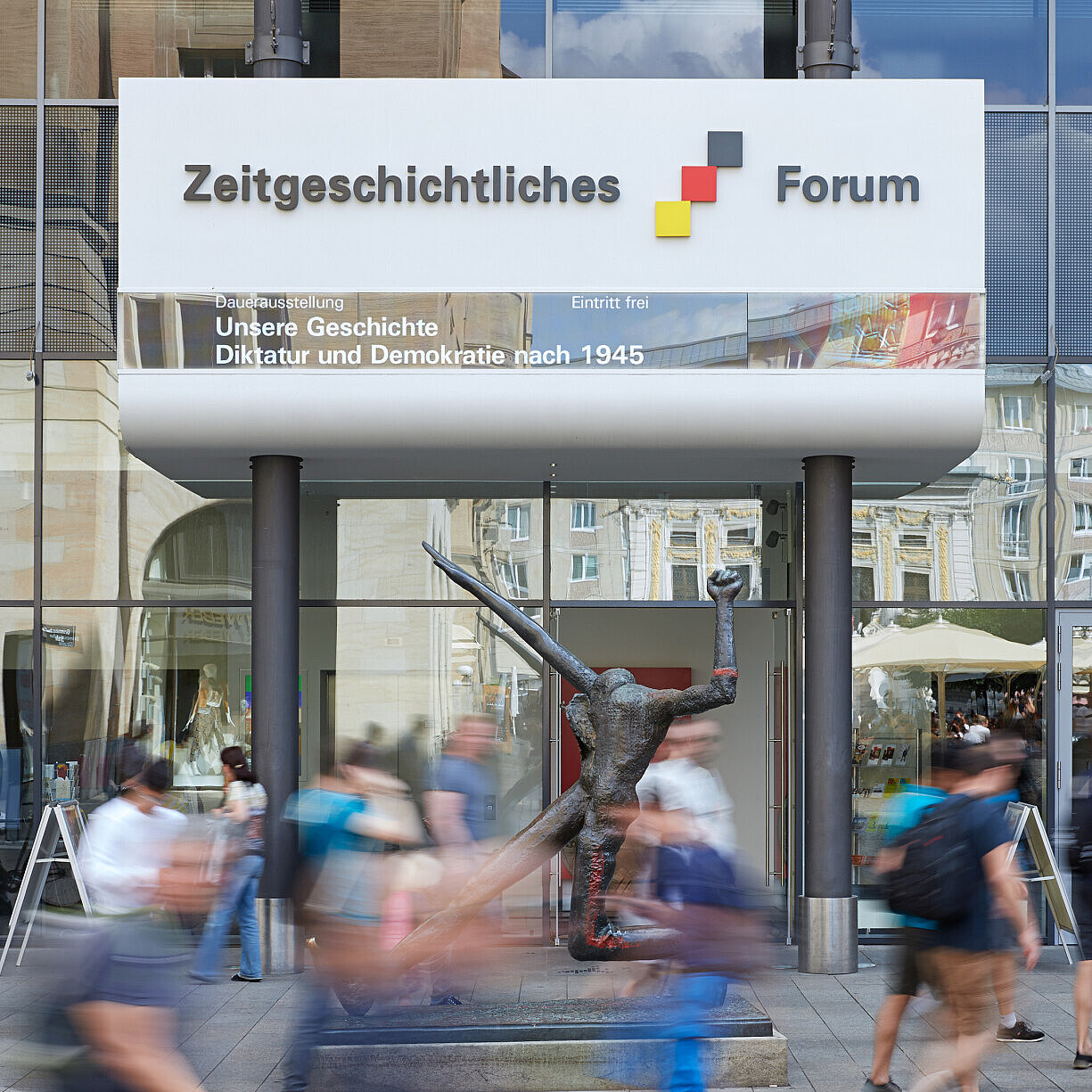 Eingangsbereich des Zeitgeschichtlichen Forums Leipzig mit der Skulptur "Jahrhundertschritt" von Wolfgang Mattheuer