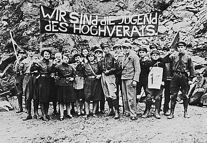 Eine Gruppe von KJVD Mitgliedern hält ein Plakat mit der Aufschrift Wir sind die Jugend des Hochverrats