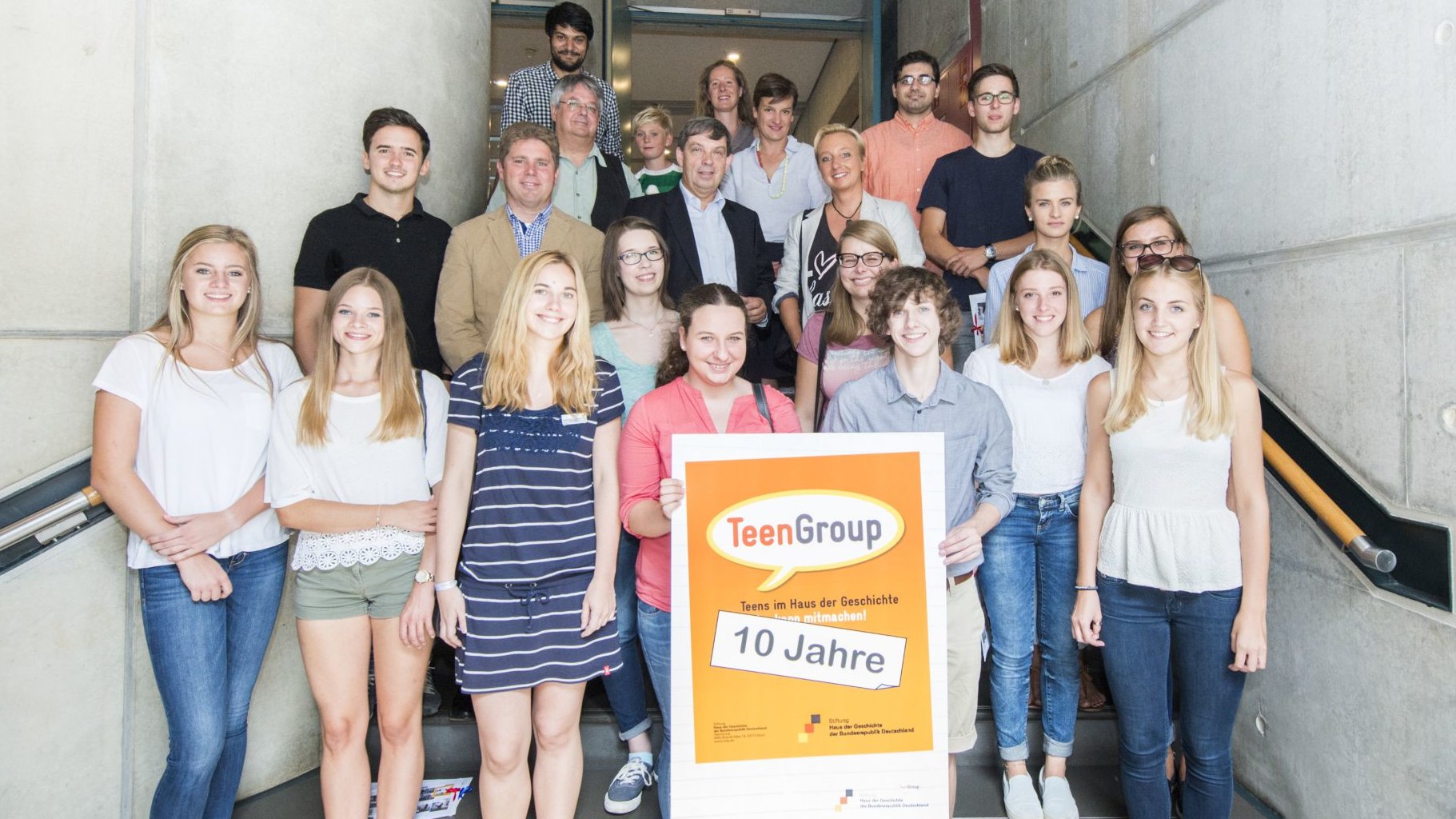 Die TeenGroup mit Stiftungspräsidenten Prof. Dr. Hans Walter Hütter bei der 10-Jahres-Feier