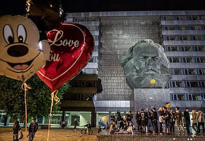 Foto "Punker-Geburtstagsfeier vor dem „Nischel“, dem Karl-Marx-Monument, 2014 in Chemnitz", (c) Hans-Jürgen Burkard