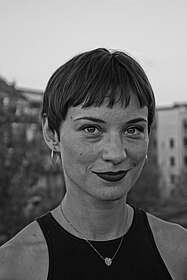 Portraitfoto der Moderatorin Josephine von Blueten Staub