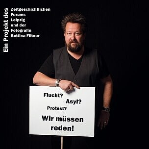 Ausstellungsplakat Flucht, Asyl, Protest? Wir müssen reden! Ein Foto- und Textprojekt von Bettina Flitner