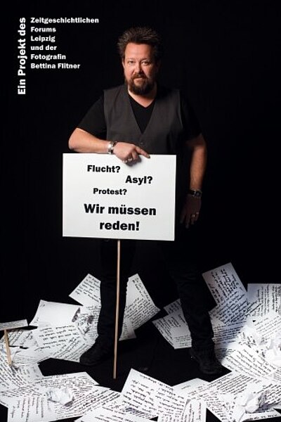 Ausstellungsplakat Flucht, Asyl, Protest? Wir müssen reden! Ein Foto- und Textprojekt von Bettina Flitner