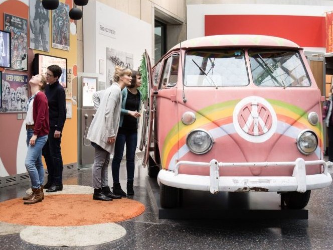 Besucher beim VW-Bulli in der Dauerausstellung