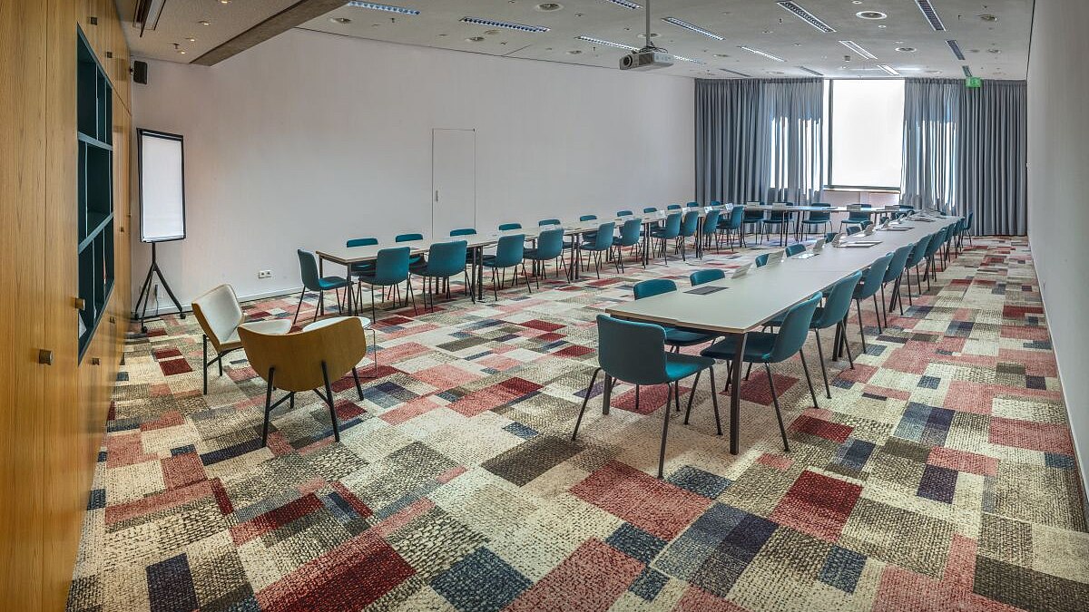 Der Konferenzraum im Haus der Geschichte Ein Konferenzraum mit Tischen in U-Form und Stühlen, am Raumende eine Fensterfront