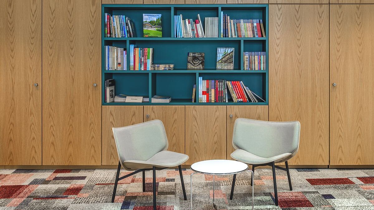 Der Konferenzraum im Haus der Geschichte Zwei Stühle mit Beistelltisch, dahinter eine Regalwand