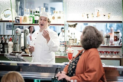 Zwei Mitglieder der Theatergruppe in der Eisdiele der Ausstellung