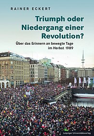 Buchcover mit dem Titel Triumph oder Niedergang einer Revolution - Über das Erinnern an bewegte Tage im Herbst 1989